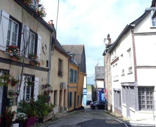 Une allée dans une petite ville avec des bâtiments dans l'établissement L'avocette élégante, à Saint-Valery-sur-Somme