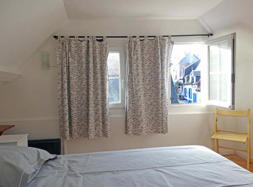 - une chambre avec un lit et une fenêtre avec des rideaux dans l'établissement L'avocette élégante, à Saint-Valery-sur-Somme