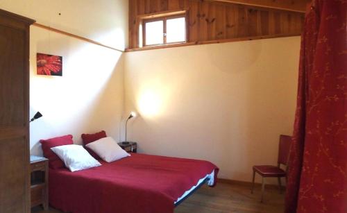 Un pat sau paturi într-o cameră la Appart Bois d'estève vue montagne