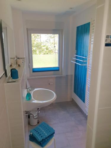 uma casa de banho com um lavatório e uma janela em Pension Weitblick 