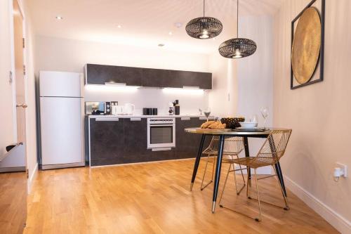 Η κουζίνα ή μικρή κουζίνα στο Sophisticated Cardiff Apartment Free Parking