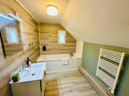 een badkamer met een wastafel en een bad bij Maison Le M - Disneyland JO Paris 2024 Parking in Chessy