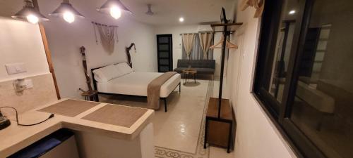 ein kleines Wohnzimmer mit einem Sofa und einem Tisch in der Unterkunft Pakáal Muliix - Limóm in Mérida