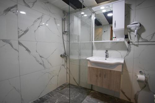 Koupelna v ubytování Emilia Otel