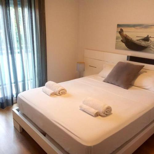 1 dormitorio con 1 cama grande y toallas. en Elegante alojamiento en Algemesí, Valencia en Algemesí