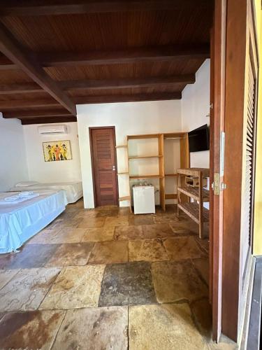 a room with a bed and a tv in it at Pousada Vento do Kite in Barra Grande