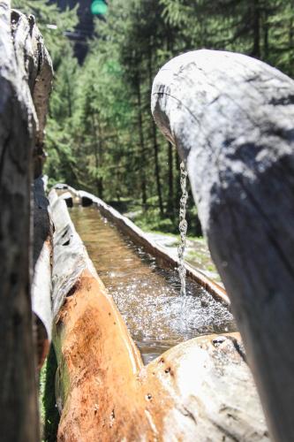 a water trough with water coming out of it at Alpinchalet Ortler in Solda