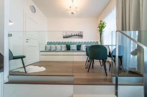 - une salle à manger avec une table et un canapé dans l'établissement A Prague Apartments - Lesser Town, à Prague