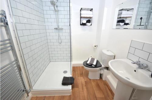 een badkamer met een douche, een toilet en een wastafel bij The Sidings, Durham in Durham