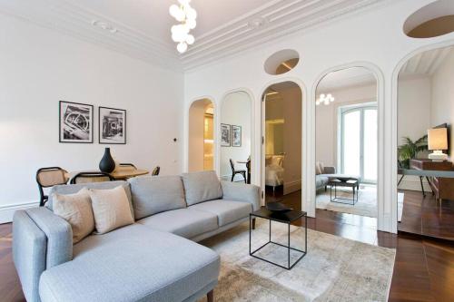 Boutique Rentals- THE CLéRiGoS Apt w/ patio