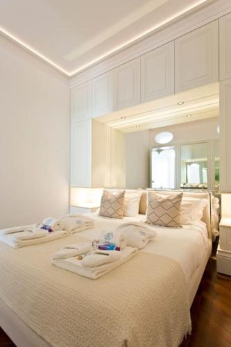 Boutique Rentals- THE CLéRiGoS Apt w/ patio
