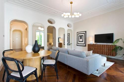 Boutique Rentals- THE CLéRiGoS Apt w/ patio