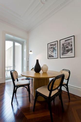 Boutique Rentals- THE CLéRiGoS Apt w/ patio