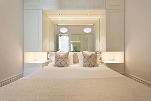 Boutique Rentals- THE CLéRiGoS Apt w/ patio