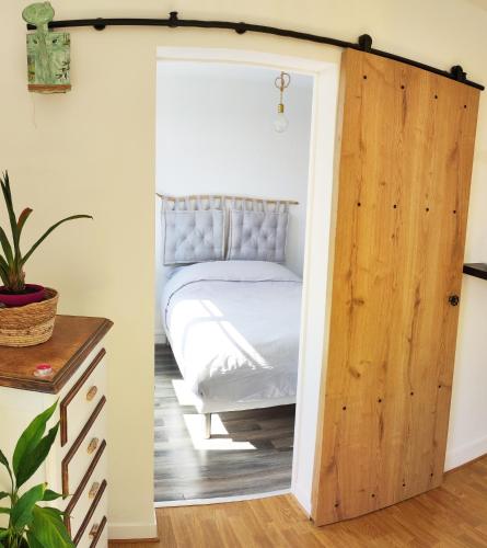 une porte menant à une chambre avec un lit dans l'établissement PURA VIDA BAYONNE, à Bayonne