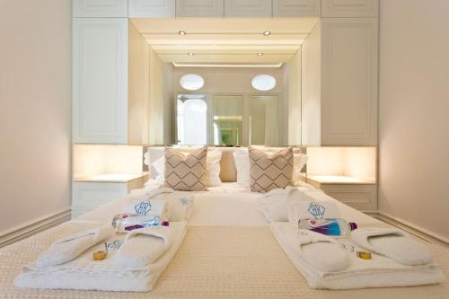 Boutique Rentals- THE CLéRiGoS Apt w/ patio