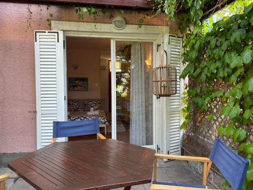Balkoni atau teres di Charming seaside apartment - Žusterna,FREE parking