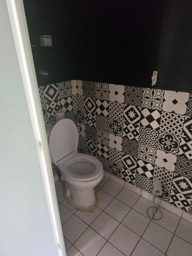 ein Bad mit WC und Wandfliesen in der Unterkunft 10min from Paris 3 bedrooms parking in Asnières-sur-Seine