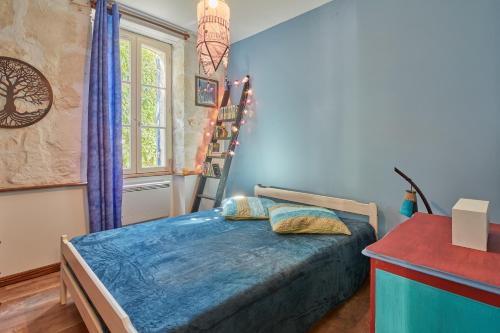 Schlafzimmer mit einem Bett, einem Schreibtisch und einem Fenster in der Unterkunft Cambes la Douce - Maison de vacances à la campagne in Cambes