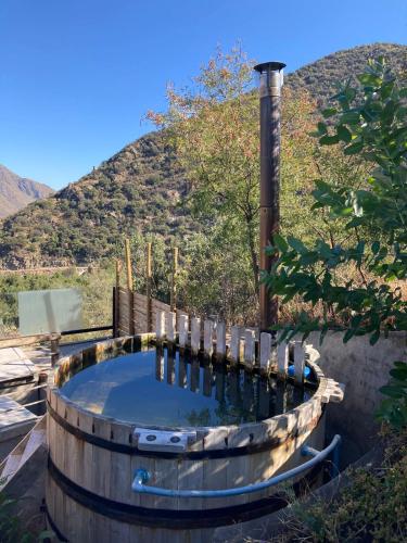a barrel pool with a wooden fence around it at Loft de montaña Los Guayacanes in San José de Maipo