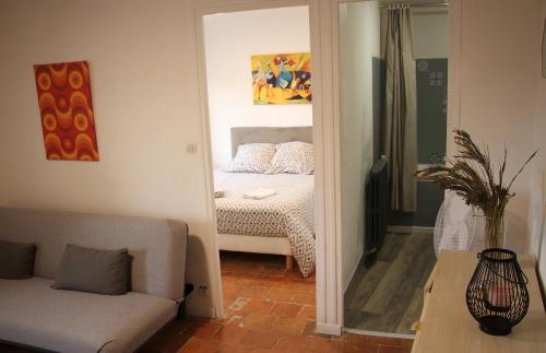 a living room with a bed and a couch at Le Magnolia, chambre d'hôte au calme in Saumur