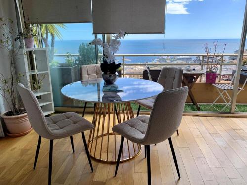 une table avec un vase dans une pièce dans l'établissement PANORAMIC MONACO VIEW, BnbRickeys, à Beausoleil