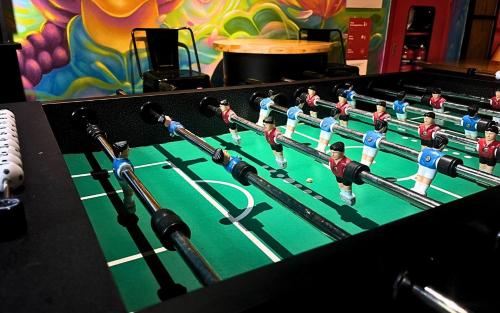 Sala de juegos en Mad Monkey Hanoi Hostel