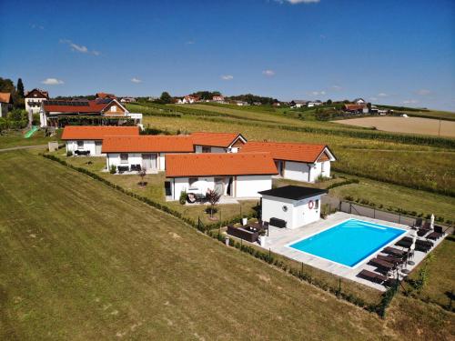 una vista aérea de una casa con piscina en Gusto Lodges, en Klöch