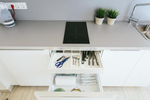 une cuisine avec un plan de travail blanc avec un évier dans l'établissement The Lucky Flats - Poeta Quintana, à Alicante