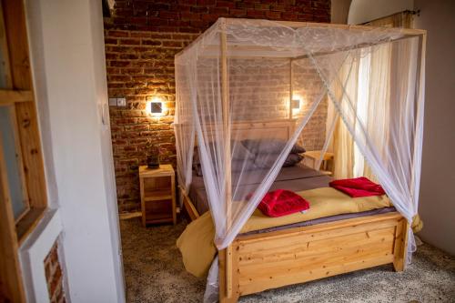 1 dormitorio con 1 cama con mosquitera en Firefly West Wing en Bagamoyo