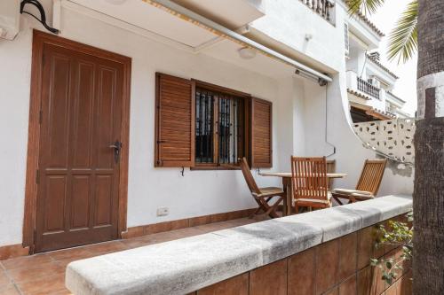 een balkon met een deur en een tafel en stoelen bij Benicàssim Escape in Benicàssim
