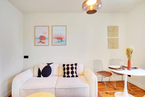 sala de estar con sofá blanco y mesa en Luxury flat silly - Boulogne city center, en Boulogne-Billancourt