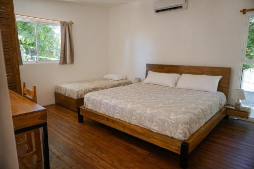 une chambre avec deux lits et une fenêtre dans l'établissement Villa SOL, à Santa Teresa