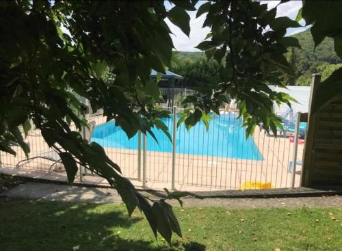 einen Zaun vor einem Pool in der Unterkunft Suite familiale à la campagne in Sauveterre