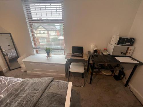 Gallery image of Private Double Bedroom w Microwave, kettle & Smart TV in Ilkeston