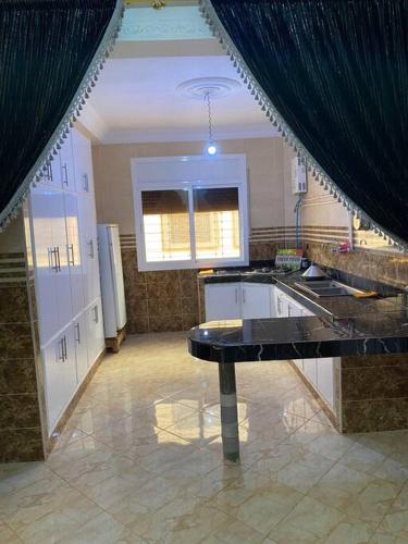 a kitchen with a black counter top in a room at Appartement familial a lmriss in Oulad Zenati