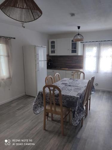 Il comprend une cuisine équipée d'une table et de chaises. dans l'établissement gite 4 pers a ROUZE, à Rouze