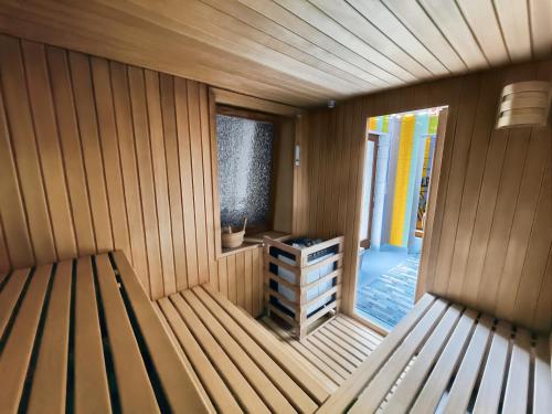 a small sauna with a bench and a window at Hotel Rössle in Dobel