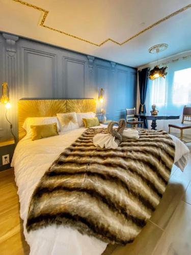 - une chambre avec un grand lit et une grande couverture dans l'établissement LUX Le MARQUIS, à Saverne