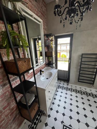 un baño con lavabo y espejo en VILLA KATARINA with jacuzzi, en Liptovský Mikuláš