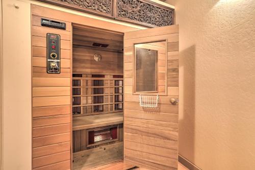 un vestidor en una casa con paneles de madera en Cozy Incline Village Retreat with Private Sauna, en Incline Village