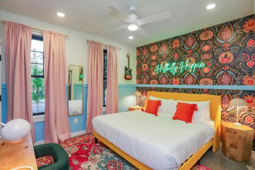 een slaapkamer met een bed en een kleurrijke muur bij Music Row Hot Tub & Views in Nashville