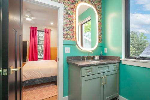 een badkamer met een wastafel en een slaapkamer met een bed bij Music Row Hot Tub & Views in Nashville