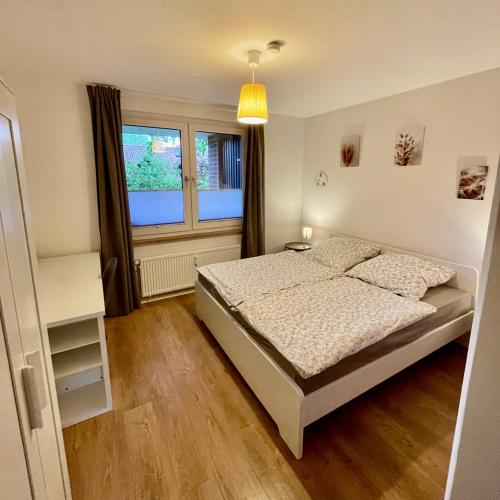 sypialnia z łóżkiem i oknem w obiekcie 3-Zimmer Nähe Messe & Maschsee w Hanowerze