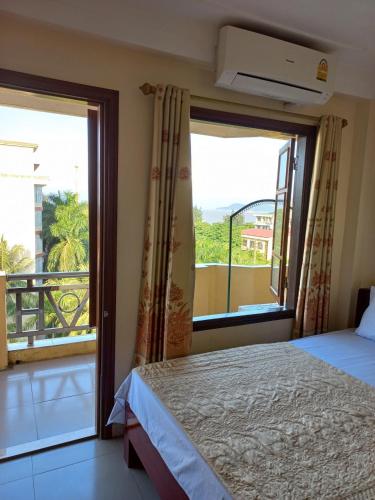1 dormitorio con cama y ventana grande en Khách Sạn Huệ Vinh en Thương Xà (2)