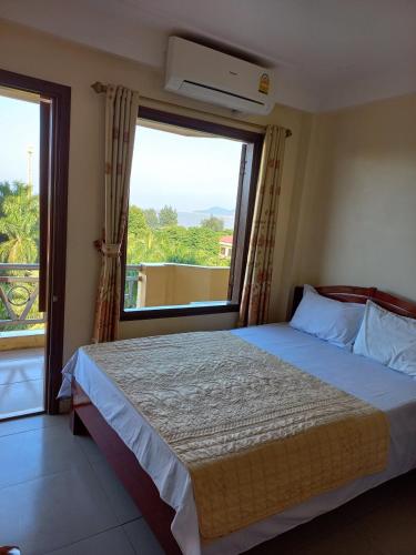 um quarto com uma cama e uma grande janela em Khách Sạn Huệ Vinh em Thương Xà (2)