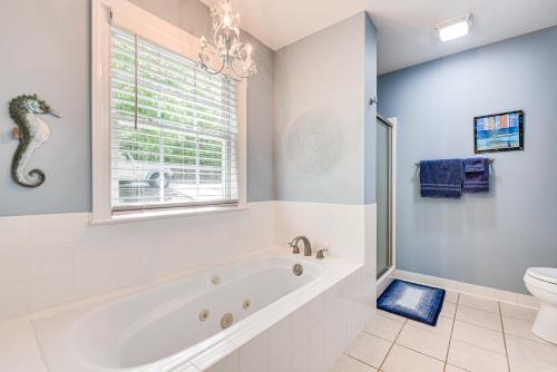 łazienka z wanną, toaletą i oknem w obiekcie Spacious Home with Deck on Shores of Lake Wylie w mieście York