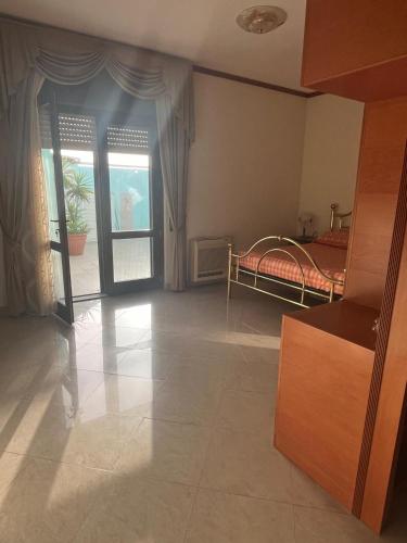 Habitación con cama y puerta a un dormitorio en Il Tramonto in centro, en Giba