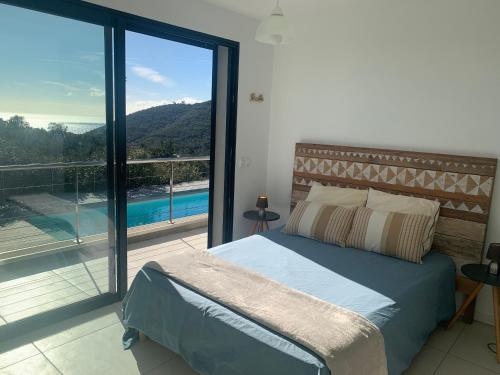 - une chambre avec un lit et un balcon avec une piscine dans l'établissement Villa NEREA, à Conca