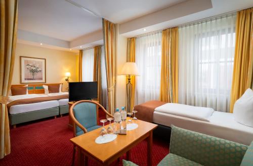pokój hotelowy z 2 łóżkami i stołem w obiekcie ARKADEN Hotel Kelkheim w mieście Kelkheim